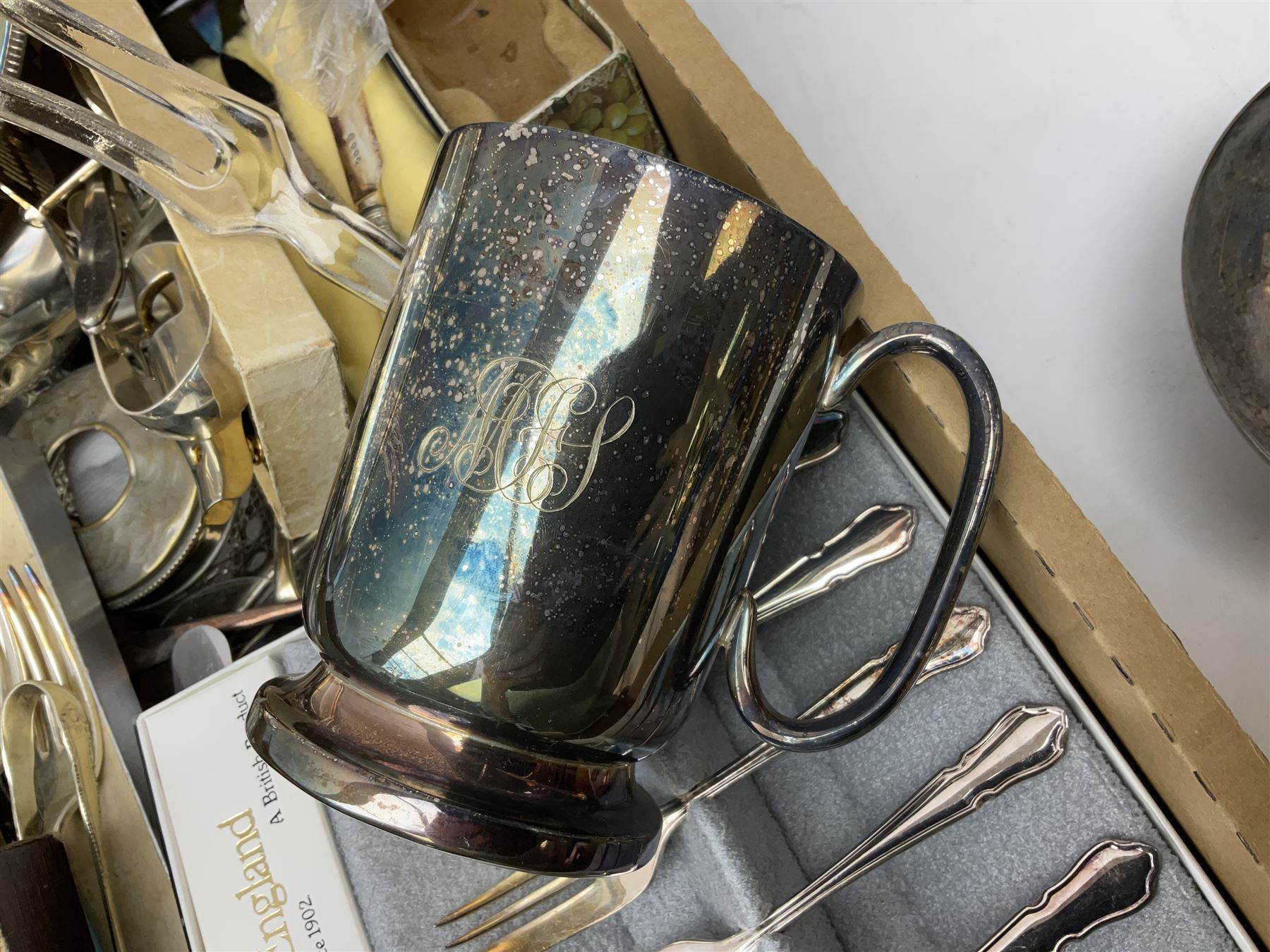 Quantity of silver plate, to include fish knives and forks with silver ferrules, halmarked, Coalport and Cutlass cased teaspoons, bowls, tankard, flatware etc, together with two wooden canteen cases, in two boxes 