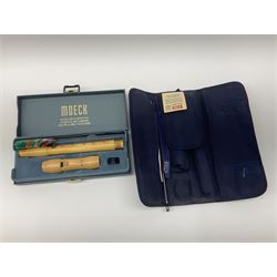Moeck Flauto Leggero Barock Sopran 223L two-piece maple recorder in carrying pouch; and Moeck Nr.121 Barocke Griffweise two-piece maple school recorder, boxed with slipcase (2)