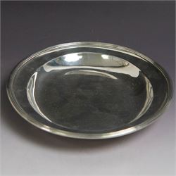 George III silver paten, of oval form, hallmarked Peter, Ann & William Bateman, London 1803, W21.5cm