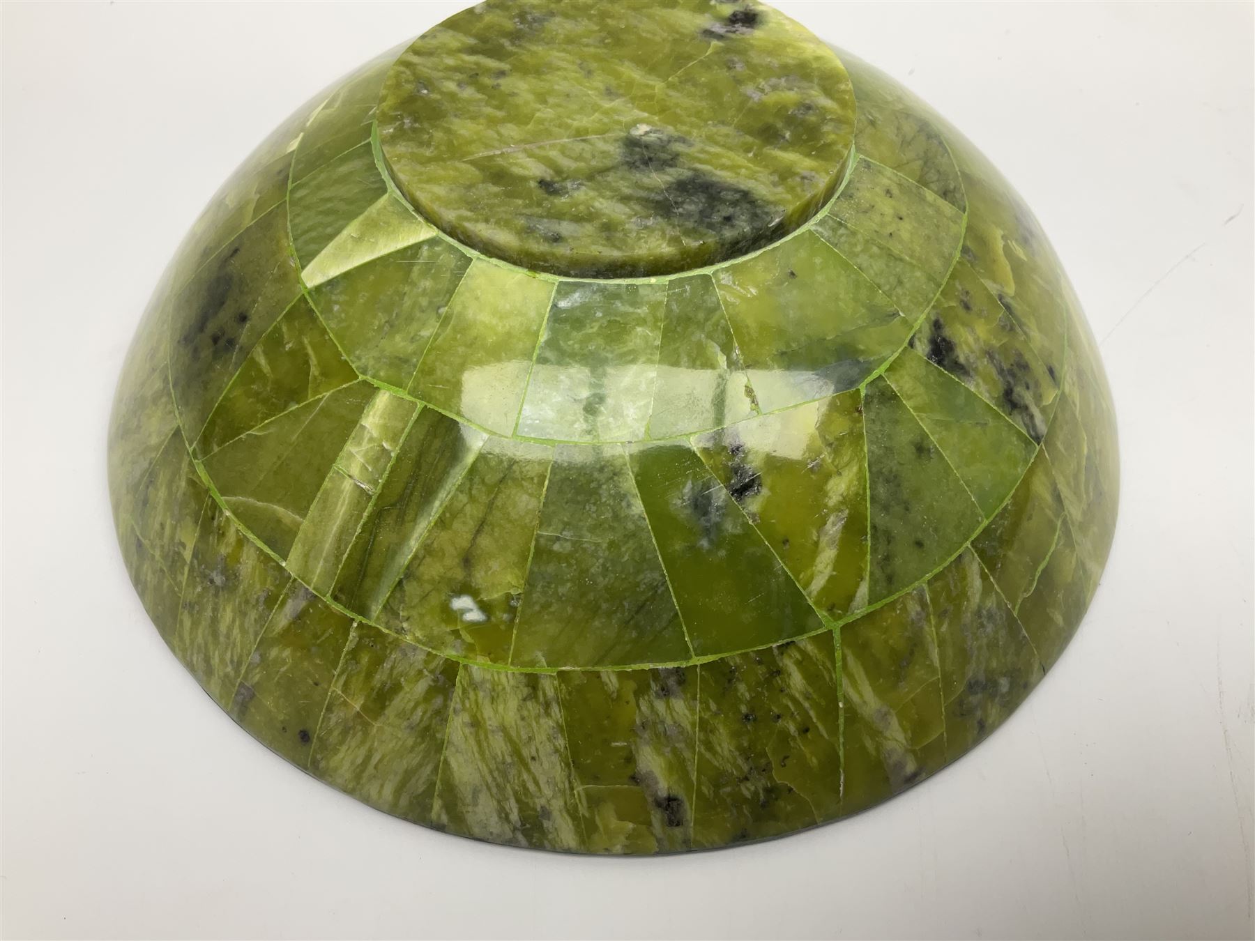 Serpentine and lapis lazuli mosaic bowl, D21cm, H8cm