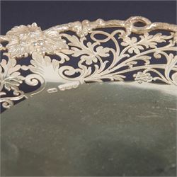 Pair of 1930s silver pedestal dishes, of circular form, the sides with pierced vine decoration, upon a domed pedestal foot, hallmarked Lee & Wigfull, Sheffield 1938, D21cm, H6cm