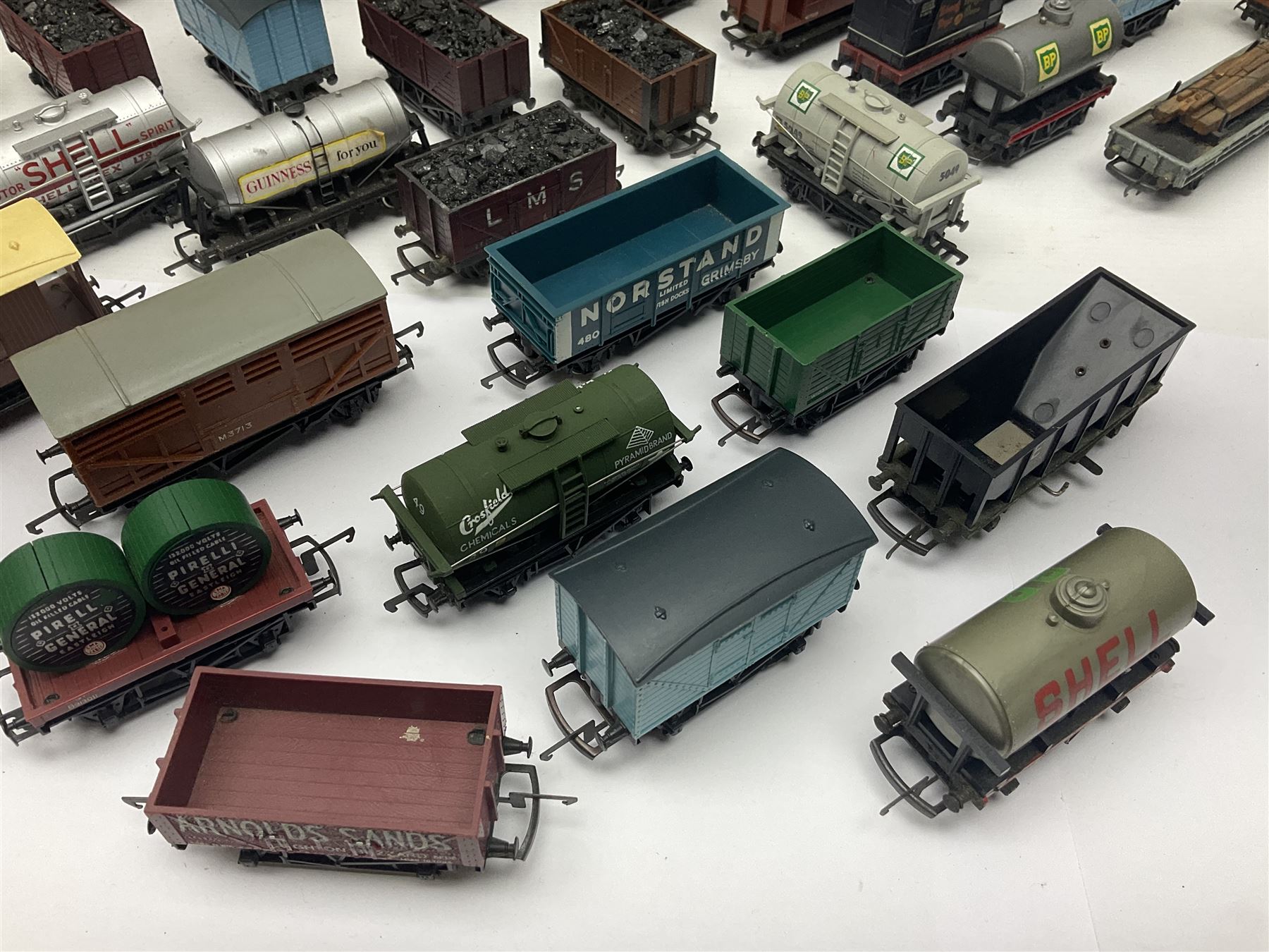 Various makers ‘00’ gauge - large quantity of rolling stock to include boxed Mainline, Graham Farish and Wrenn examples; loose examples to include Hornby, Tri-Ang, Joeuf etc 
