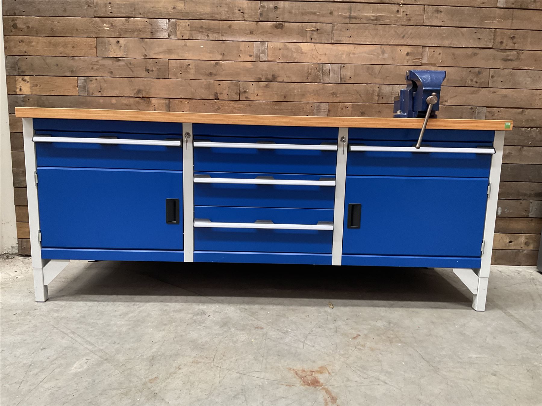 Bott cubio storage workbench, five drawers and two cupboards, single vice
