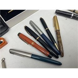 Sheaffer Targa 676 gilt feather pattern slimline fountain pen, together with seven propelling pencils to include a The Conway No 22 example, cased Parker fountain pen, Parker Duofold fountain pen, two boxed Buckingham Palace enamel ballpoint pens etc