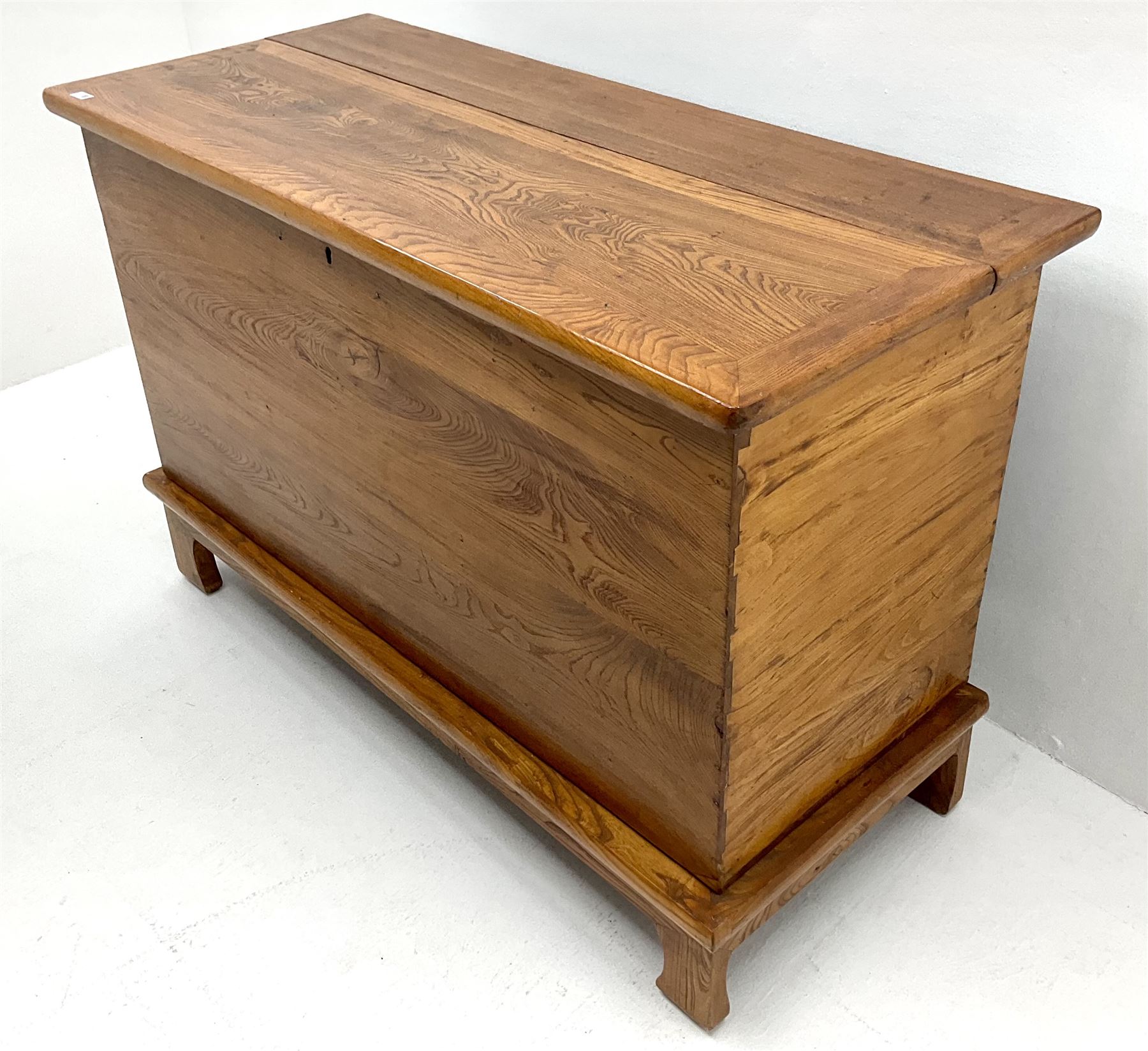 Large light elm blanket box, single lid, shaped supports