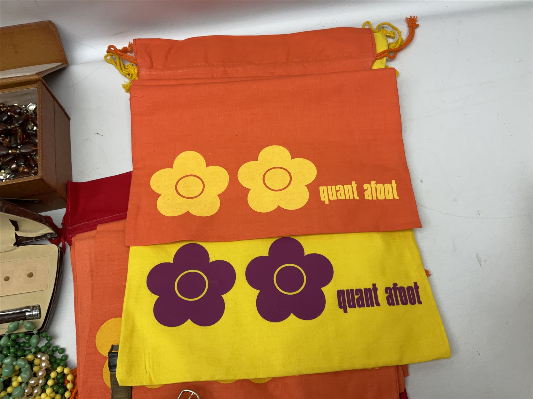 9ct gold agate brooch, gold ring, silver brooch, silver marcasite ladies manual wind wristwatch, collection of costume jewellery and a Smiths Timecal Noddy alarm clock etc 