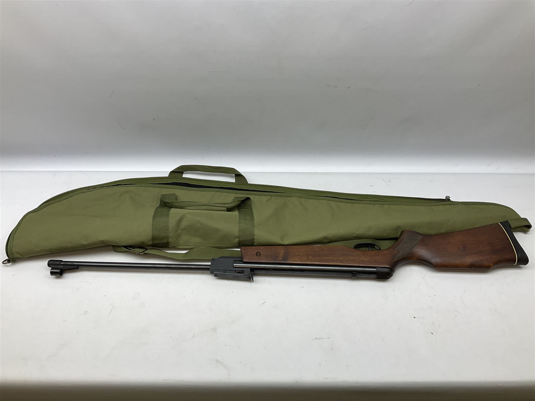 Gamo Magnum 2000 .22 air rifle with break barrel action and trigger guard safety, serial no.2106207 L109cm; in gun sling