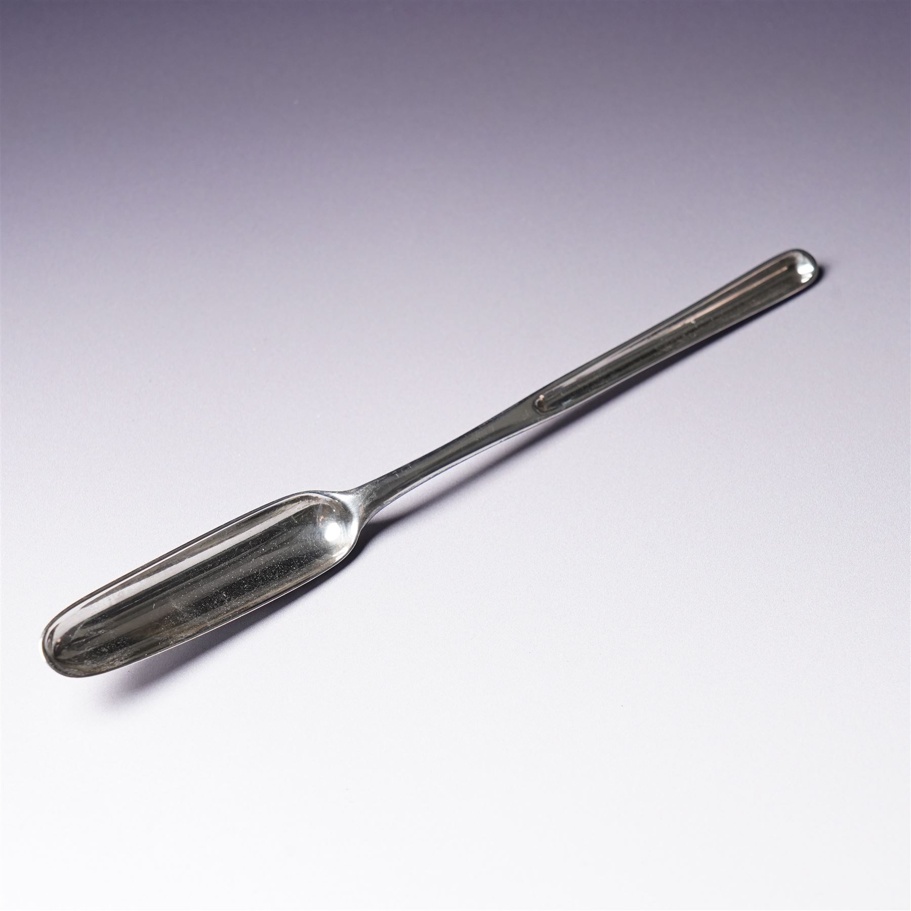 George II silver marrow scoop, the reverse engraved with a crest of a swan L22cm London 1736, makers mark rubbed