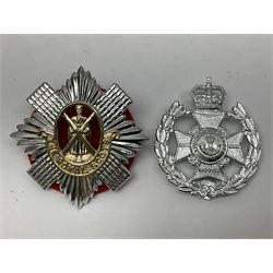 Military badges - approximately eighty predominantly staybrite glengarry, cap and collar badges and small quantity of plastic badges