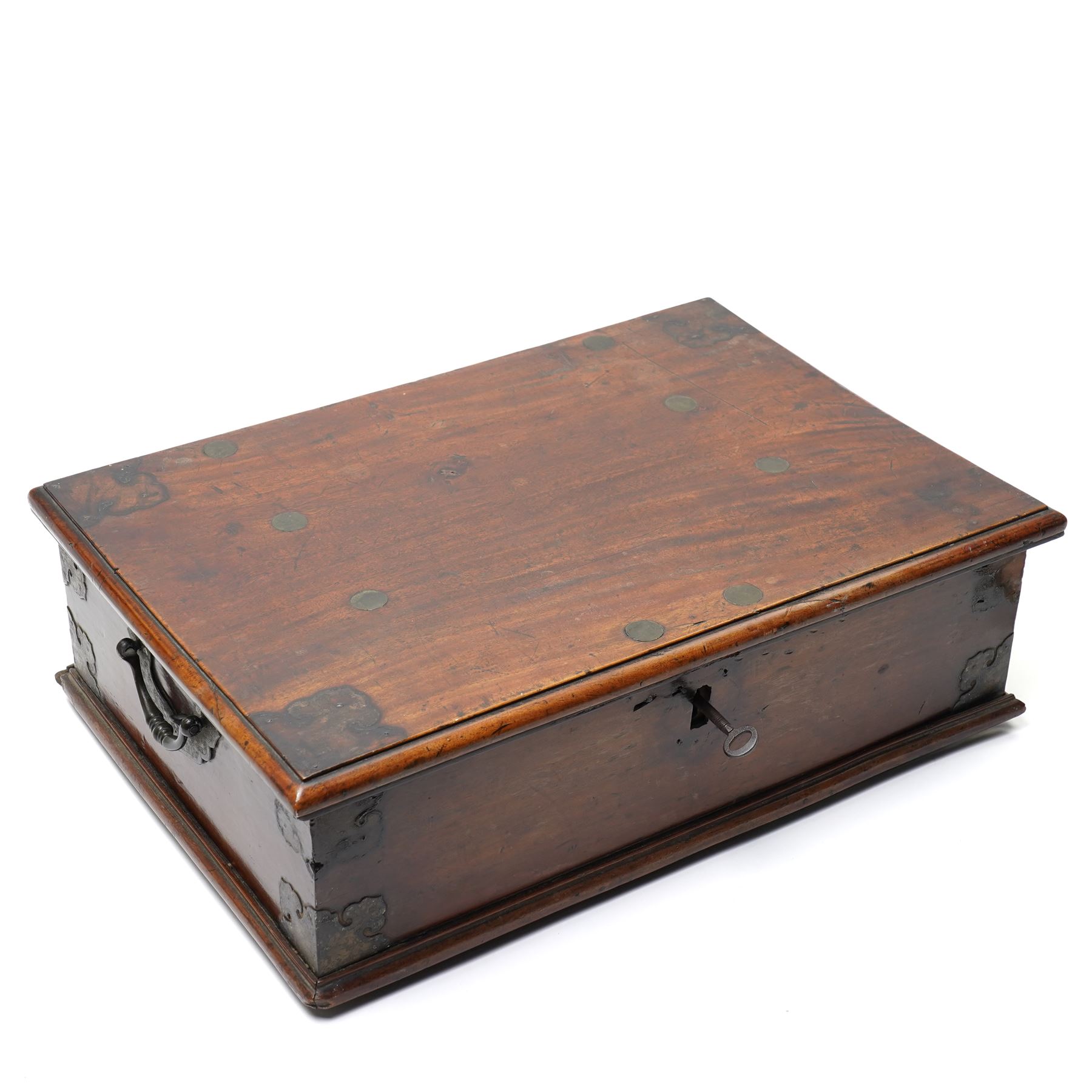 Late 18th century Colonial ship's travelling chest with paper lined interior and side carrying handles W51cm