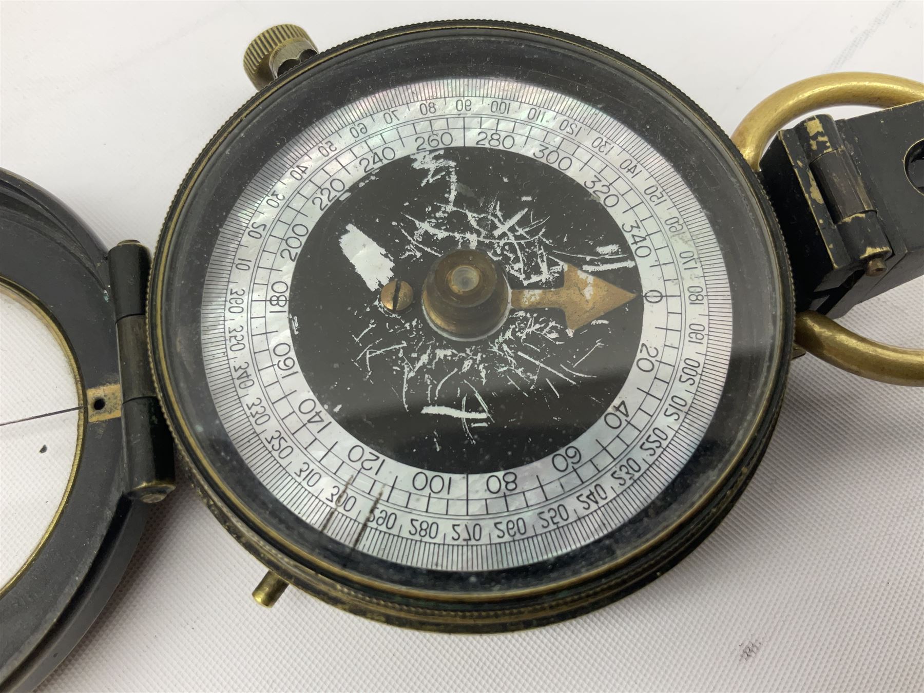 WW1 verner's pattern brass cased marching compass inscribed F-L No.74469 1917; in leather carrying case impressed W. Huddlestone Leatheries Ltd. 1917