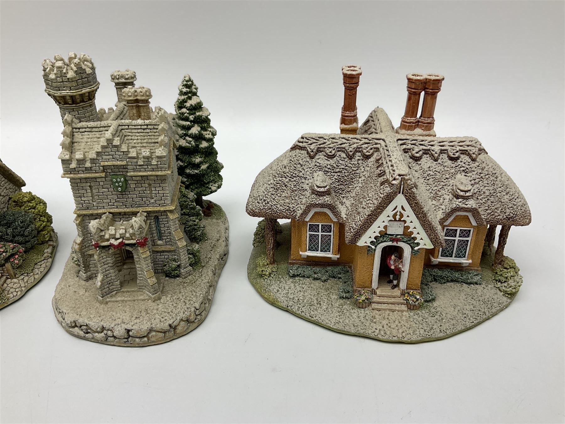 Fourteen Lilliput lane models, to include Eriskay Croft, Little Smithy, Gulliver's Gate, Kerry Lodge, Eamont Lodge etc, all with original boxes and some with deeds (14) 