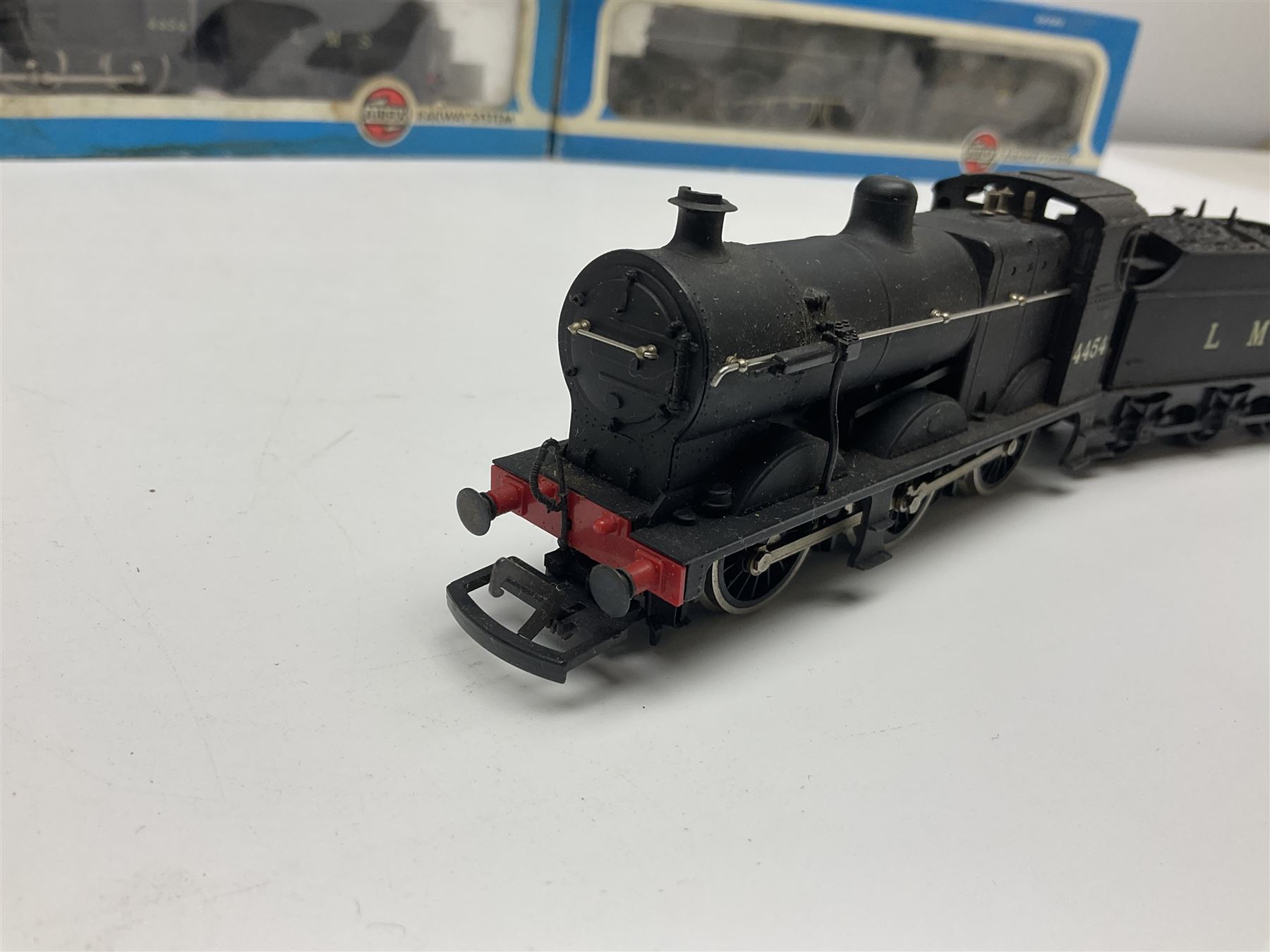 Airfix '00' gauge - Castle Class 4-6-0 locomotive 'Pendennis Castle' No.4069; Class 6P/7P Rebuilt Royal Scot 4-6-0 locomotive 'Royal Scot' No.46100; both boxed; Class 4F 0-6-0 locomotive No.4454 in associated box; another unboxed Class 4F 0-6-0 locomotive; and Class 14XX 0-4-2 tank locomotive No.1466 for spares or repair