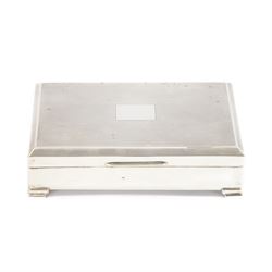 Mid 20th century silver mounted cigarette box, of rectangular form with engine turned decoration to the hinged cover, with vacant rectangular cartouche, opening to reveal a compartmentalised softwood interior, upon four bracket feet, hallmarked Henry Clifford Davis, Birmingham 1964, H4cm, W15cm