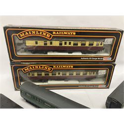 Various makers ‘00 gauge - fifteen carriages from various makers to include two boxed Mainline examples no.37112 in cream and crimson, further from Hornby and Tri-Ang etc (15)