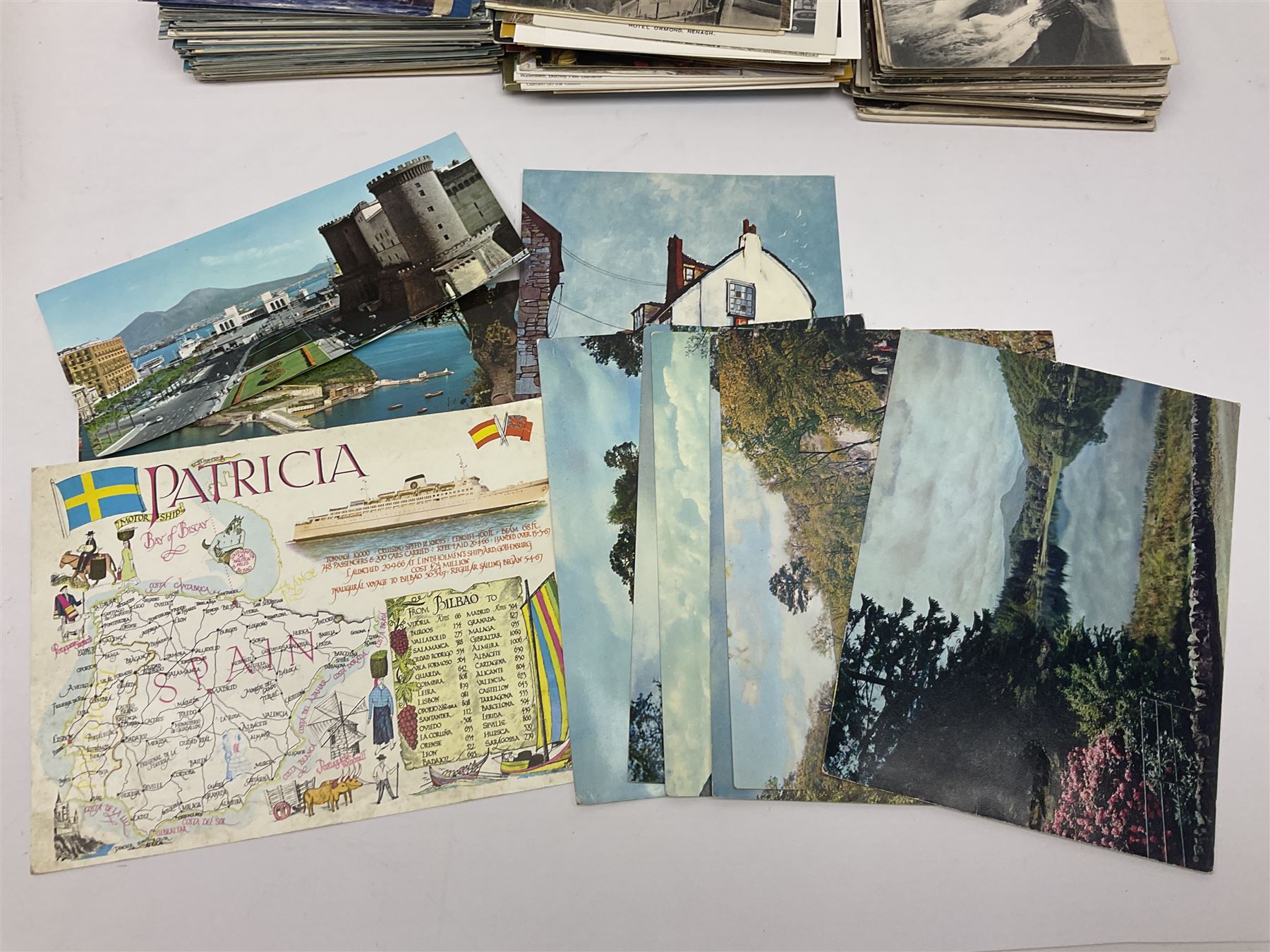 Edwardian and later postcards including shipping, greetings, British topography, Yorkshire and Lincolnshire with some real photographic, novelty pull-out, actresses etc