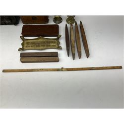 Assorted collectables, to include various brass topped spirit levels, brass and boxwood folding rule, Universal IVO Meter, and another, pocket balance scales, brass bound and brass cribbage boards, etc. 