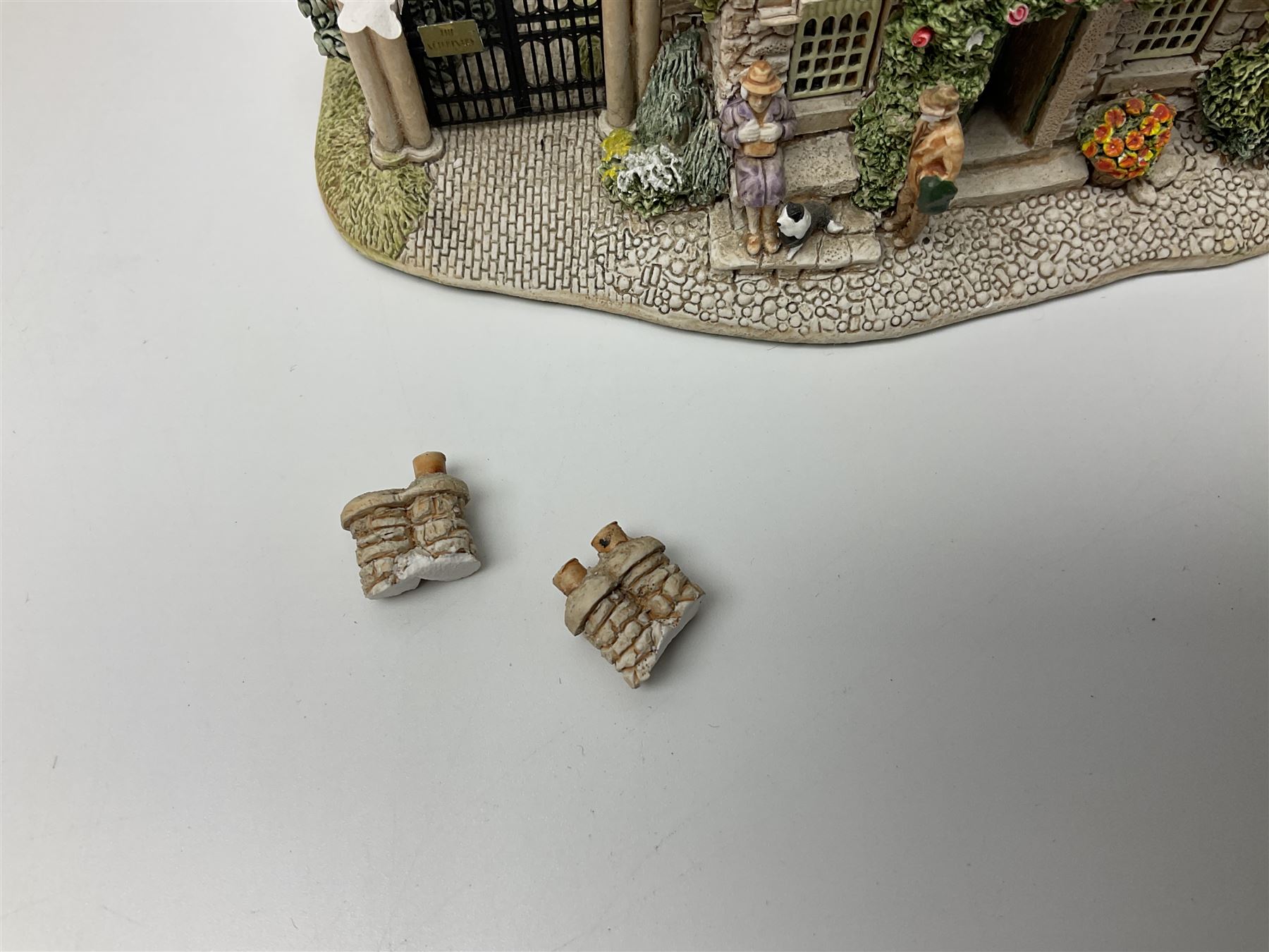 Fourteen Lilliput lane models, to include Eriskay Croft, Little Smithy, Gulliver's Gate, Kerry Lodge, Eamont Lodge etc, all with original boxes and some with deeds (14) 