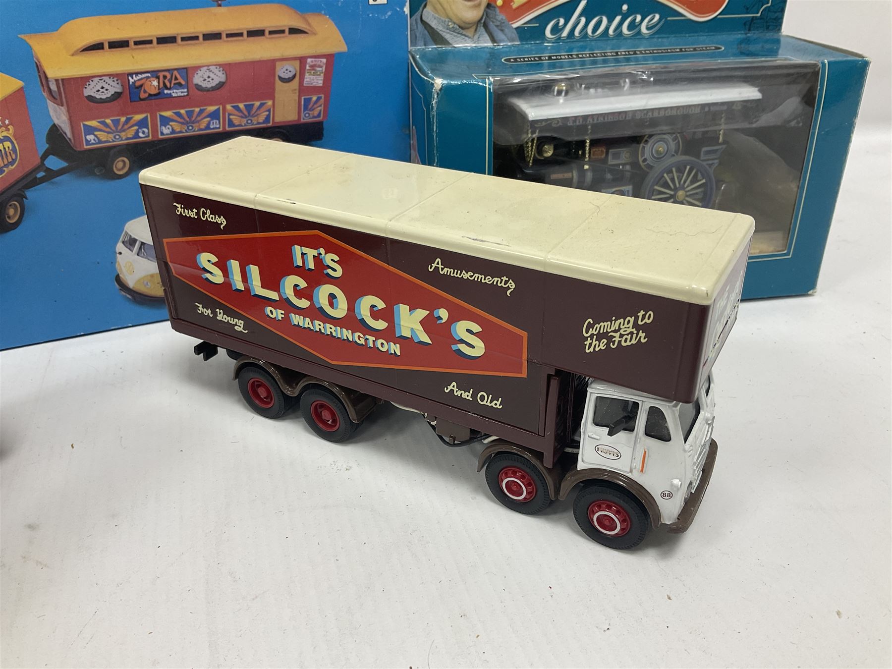 Corgi - various models both boxed and loose to include Dibnahs Choice 1 50 scale 80308, Classics 31702 and 97920, along with loose 1937 Rolls Royce 111 Sedance de Ville model, further mostly Showmans Range models and assembled fairground kits