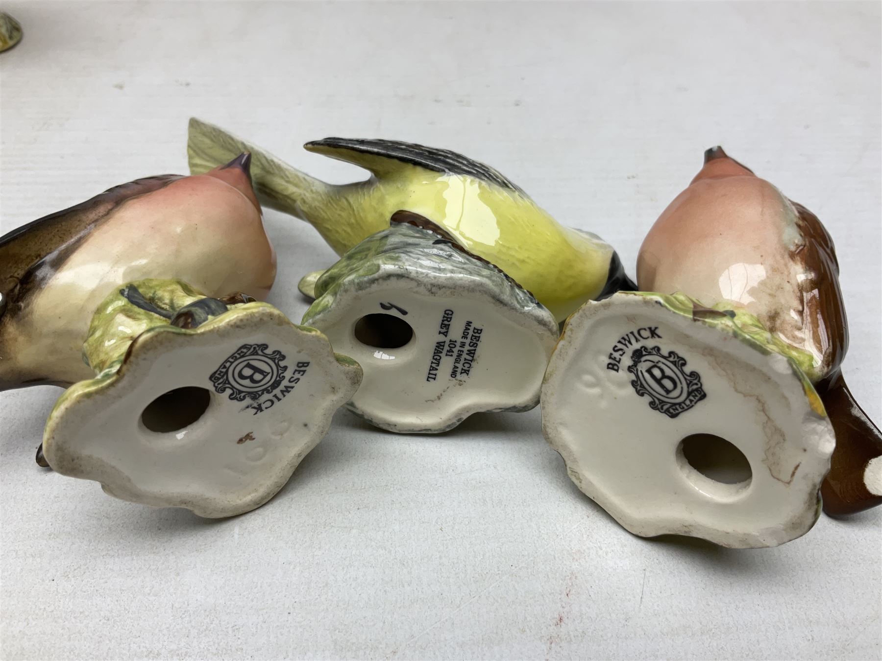 Group of Beswick figures of birds, comprising kingfisher no 2371, thrush no 2308, owl no 2026, and nine smaller bird figures to include greenfinch, wren etc