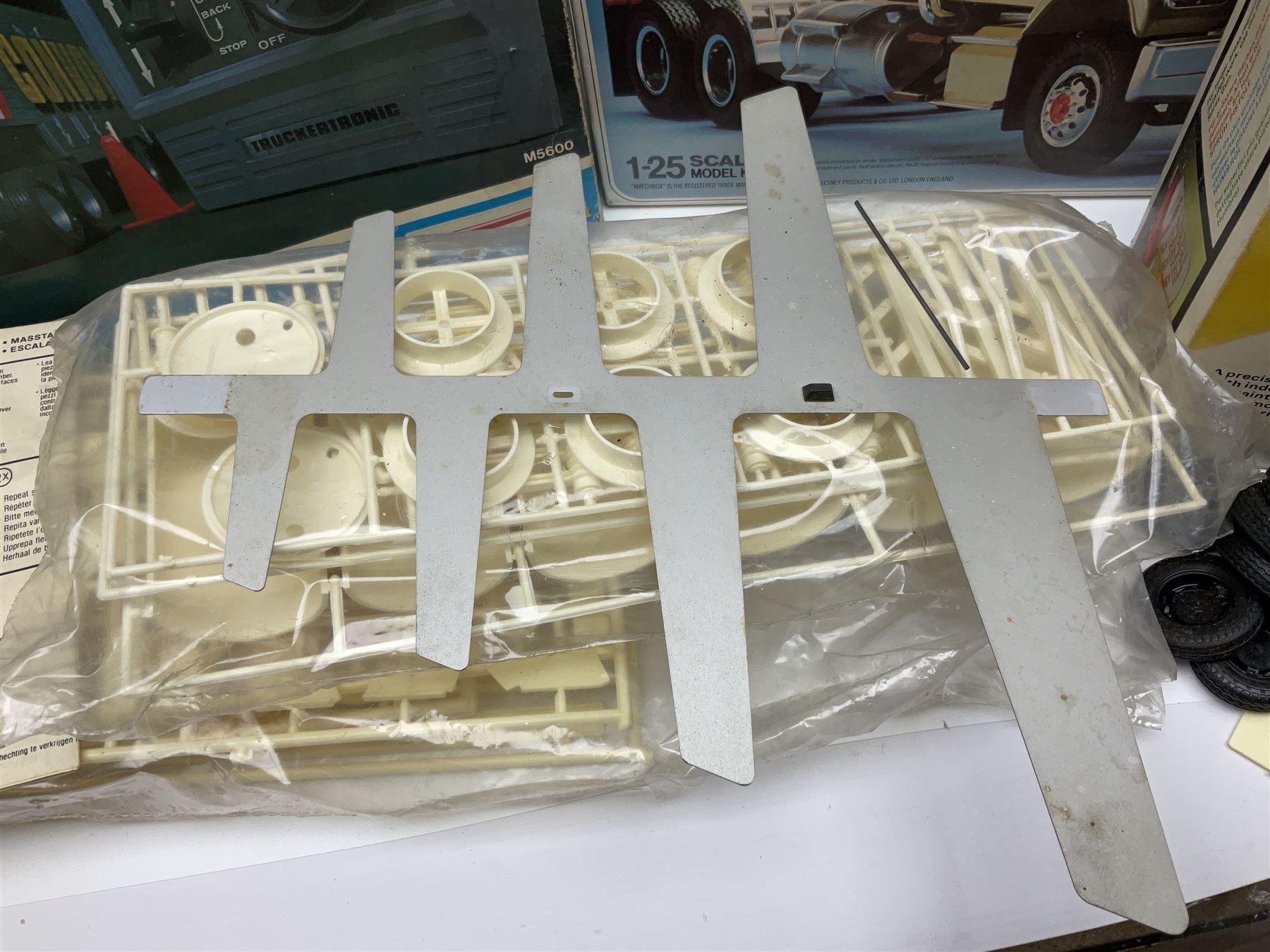 Group of five scale models and scale model assembly kits to include Humbrol Renault TNC6 Bus Parisien and further by Corgi, Matchbox etc, Humbrol Air Brush Set; further loose die cast vehicles to include Corgi Bentley Continental Sports Saloon and Chevrolet Corvette Sting Ray