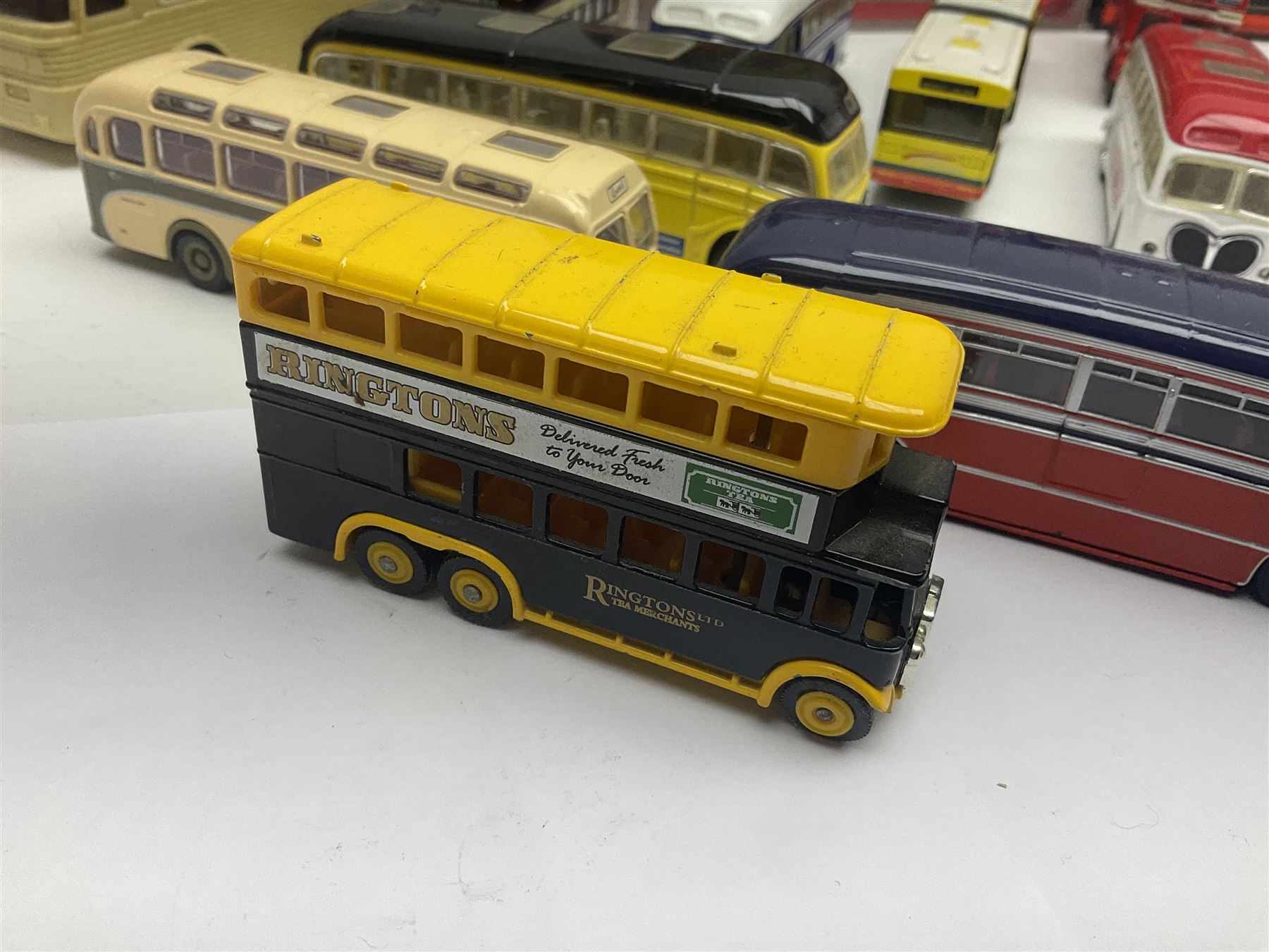 Thirty-one modern die-cast models of buses, coaches and wagons of various scales by EFE, Lledo, Oxford Die-Cast, Atlas etc, to include EFE 15702, 15704 and 15708 boxed; further models are unboxed 