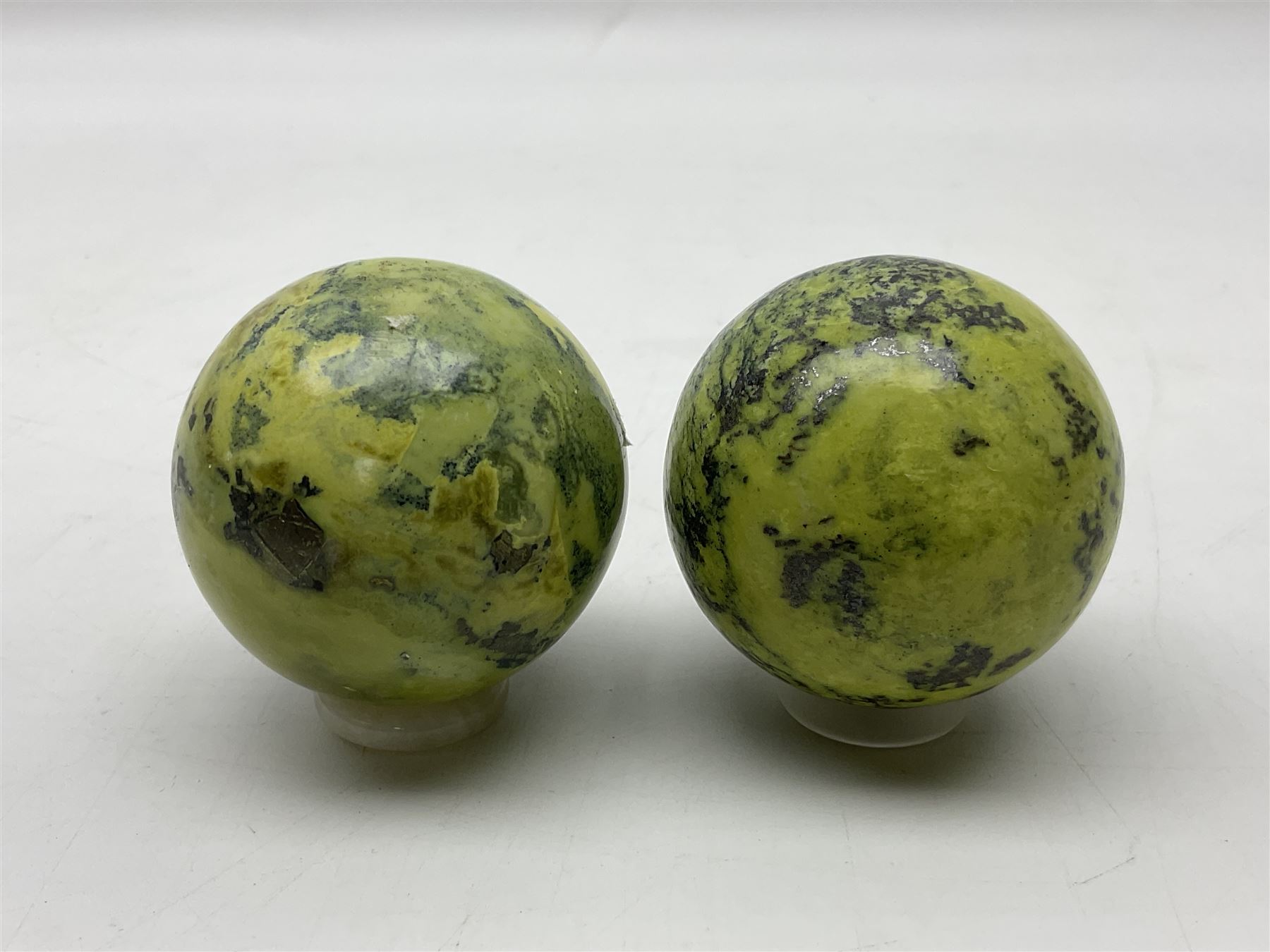 Pair of green serpentine spheres, D6cm