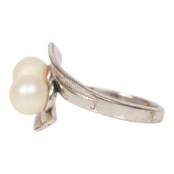 9ct gold chain and a white gold plated pearl ring 