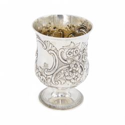 George III silver cup of circular form, embossed with scrolling and floral decoration, upon circular foot, hallmarked John Denzilow, London 1784, H13cm