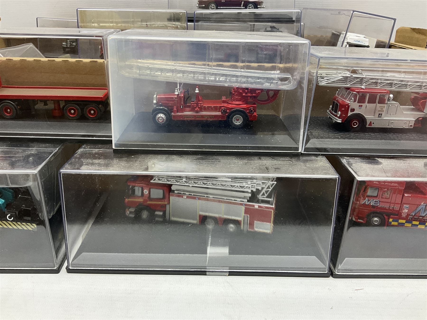 Thirty-two Oxford die-cast models including a Haulage Company Norfolkline limited editon model, lorries, fire engines etc (32) 