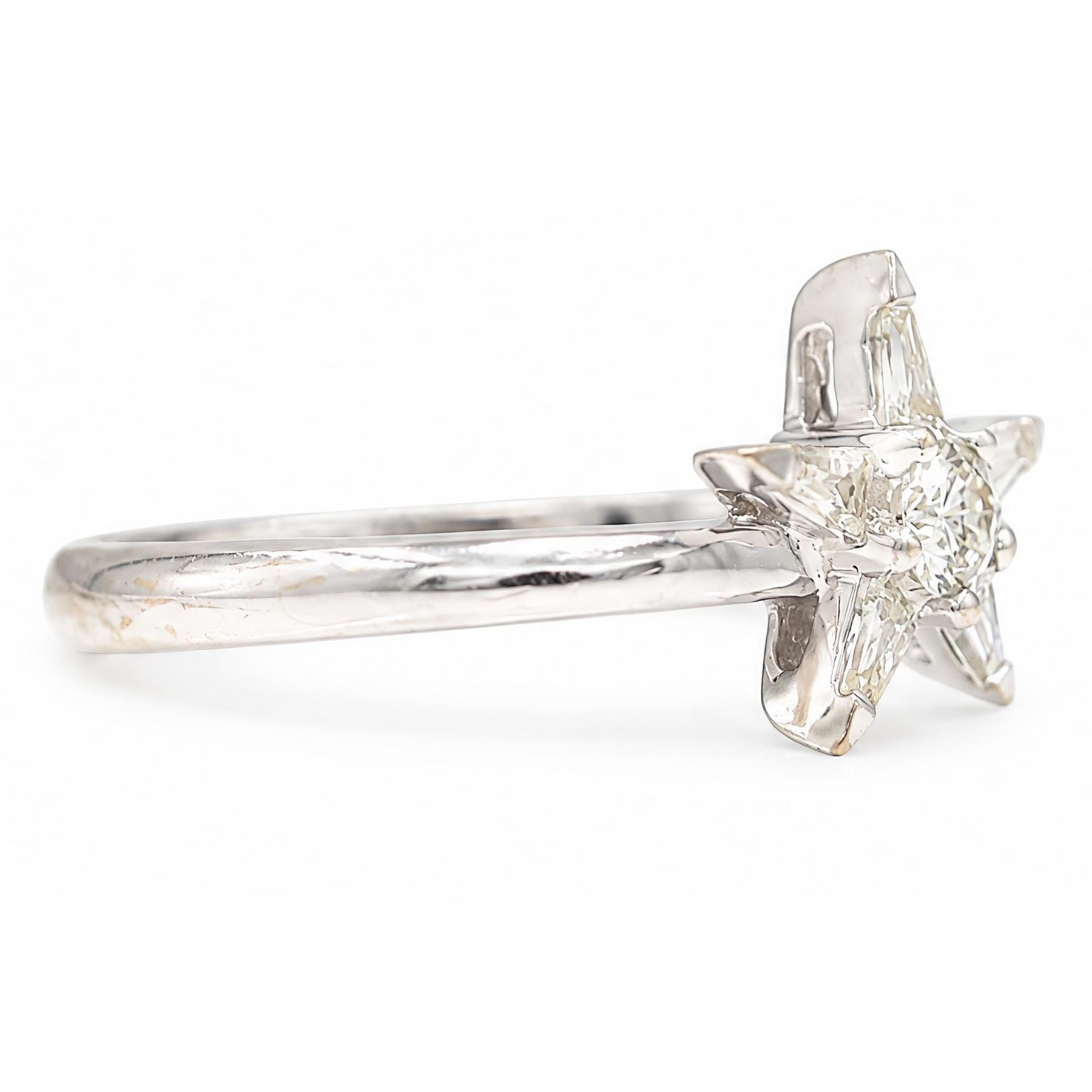 18ct white gold diamond star cluster ring, single round brilliant cut diamond, surrounded by five tapered baguette cut diamonds, stamped 750