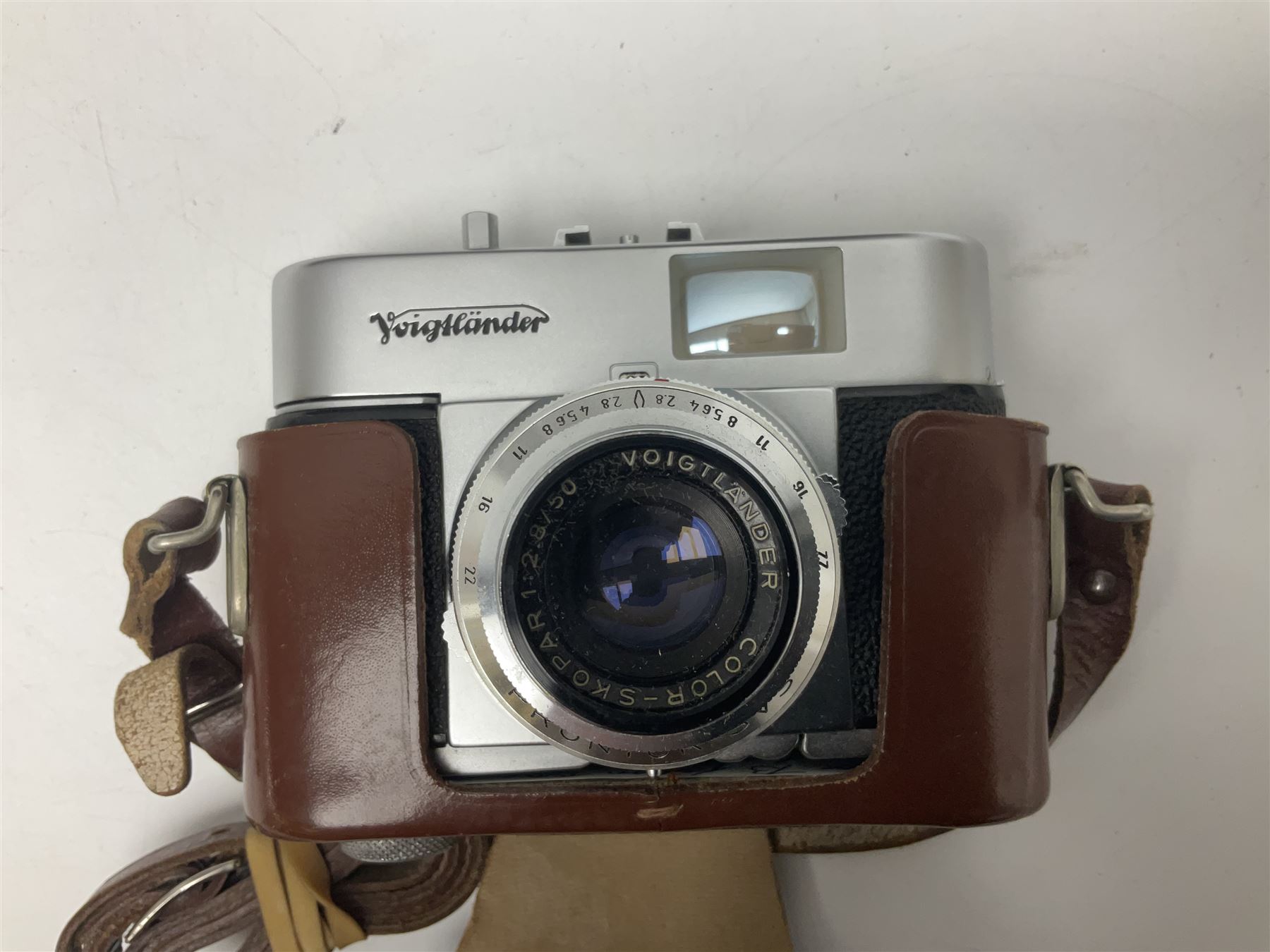 Collection of camera bodies and lenses, to include Olympus OM-1 camera body, serial no 106567, with 'Olympus OM-System F.Zuiko Auto-S 1:1.8 f=50mm' lens, serial no 135097,  Zenit-B camera body, serial no 71017867, with 'Helios-44-2 2/58' serial no 7500040, Voigtlander Vito B camera body, with 'Voigtlander Colour Skopar 1:2.8/50' lens, 'Olympus OM-System Zuiko Auto-Zoom 1:4 f=75-150mm' lens serial no 104321, 'Tamron SP 35-210mm 1:3.5-4.2' lens etc 