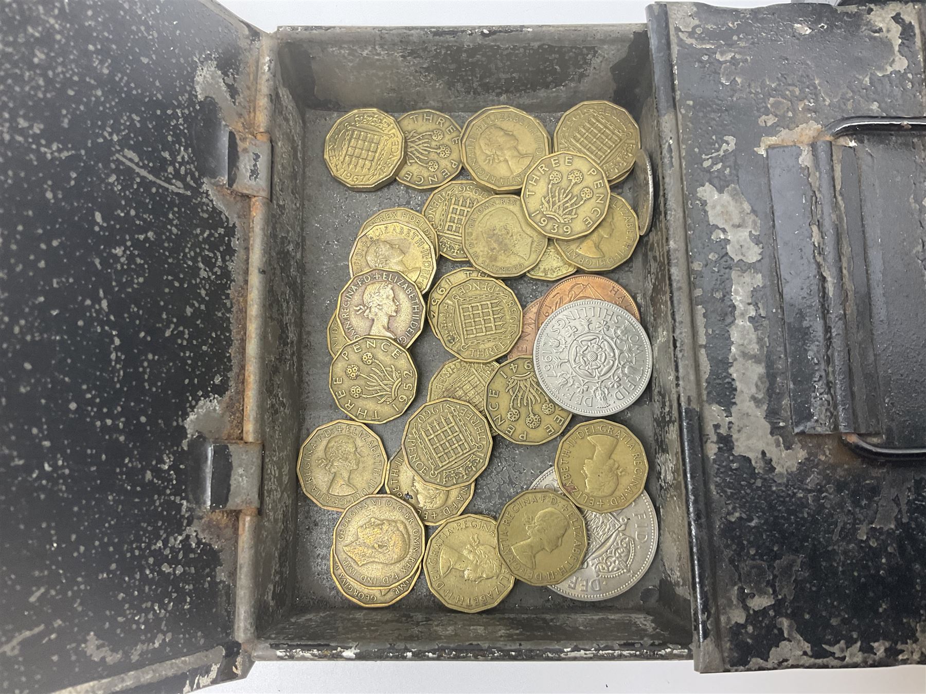 Great British and World coins, including Queen Victoria 1889 halfcrown, pre-decimal pennies, threepences, sixpences and other denominations, commemorative crowns etc