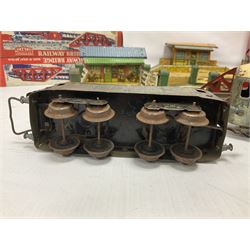 ‘0’ gauge - six boxed Hornby Hachette coaches comprising three Saloon Cars and three Dining Cars in original boxes; three loose ‘SNCF’ cars; three crossings, two Hornby/Meccano railway stations, one bridge and a water tank; two further Mettoy Railways ‘Railway Bridge’ in original boxes (17)