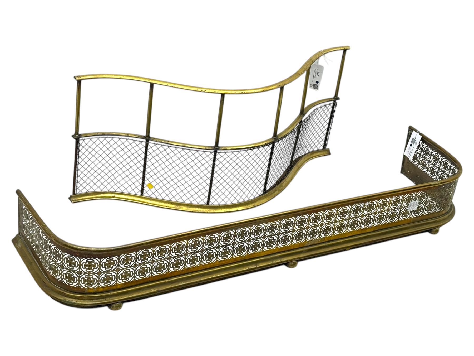 Two Victorian brass fenders, with lattice design, 123x31x18cm, the other of serpentine form with wire grille, 87x38cm, (2)