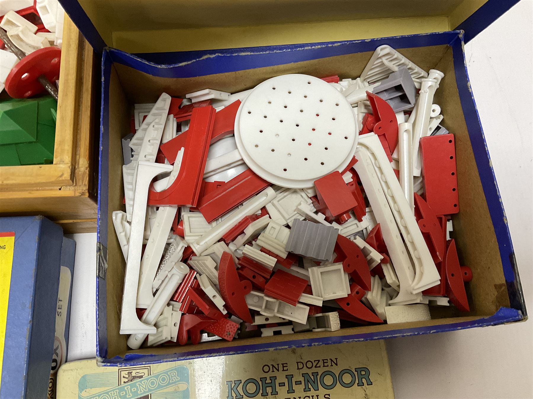 Large quantity of 1950s Bayko construction components, some in original boxes