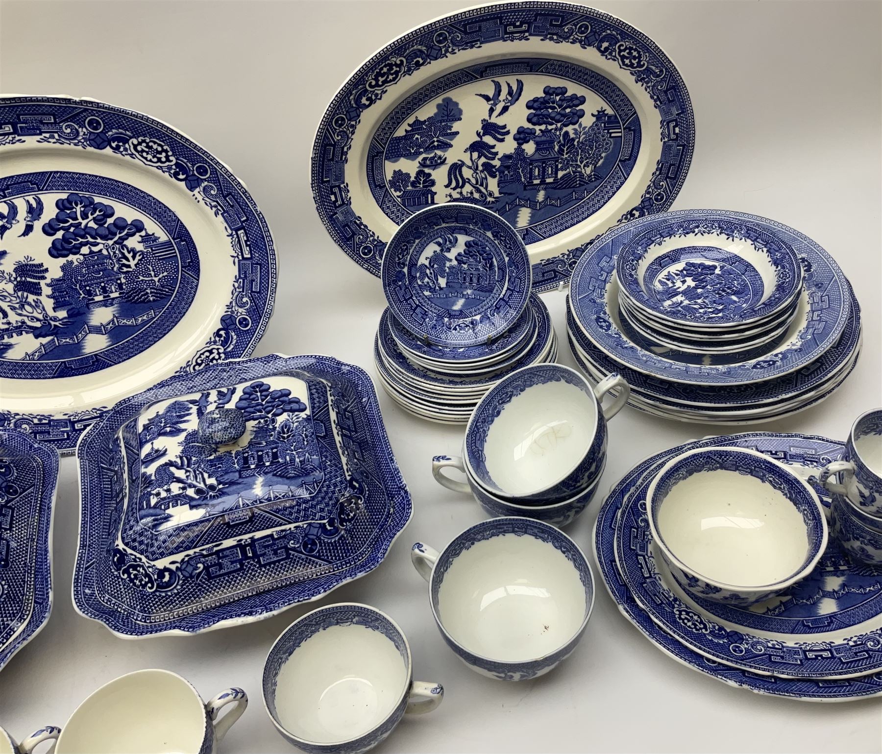 Late 18th/early 19th century Chinese export dinner plate, together with
Royal Venton Ware in Willow pattern, part dinner service, including two covered tureens, jug, six dinner plates, two serving platters, three serving platters, six dinner plates, seven side plates and seven dessert plates etc