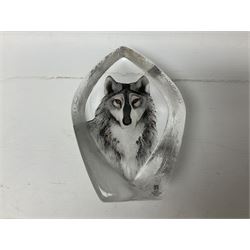 Quantity of glassware to include Mats Jonasson colour wolf paperweight, Murano dolphin and flamingo figures, Caithness Dignity and Tango paperweights, set of six Edinburgh Crystal glass tumblers, art glass dish etc