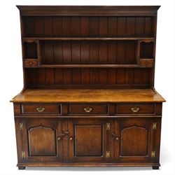17th century style oak dresser, in the manner of Titchmarsh & Goodwin, fitted with a mould...