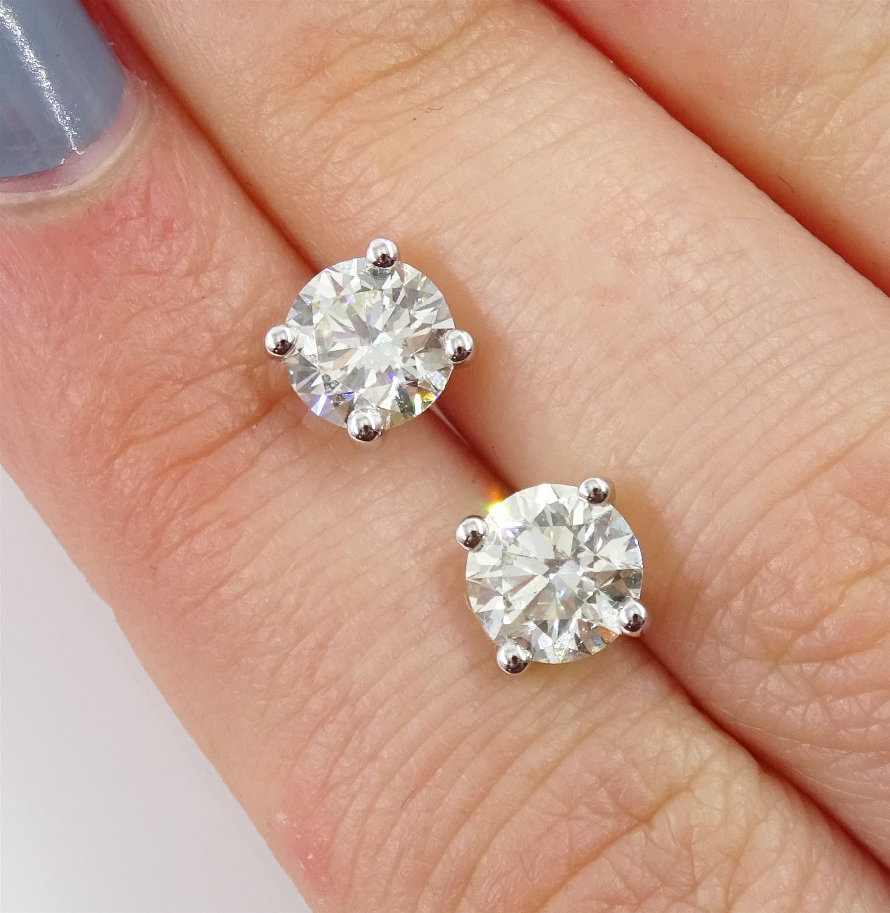 Pair of 18ct white gold brilliant cut diamond stud earrings, stamped 750, total diamond weight 2.00 carat