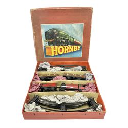 Hornby ‘0’ gauge M1 Goods Set box containing clockwork 0-4-0 steam locomotive and matching tender no.3435 with two open goods wagons and small quantity of track 