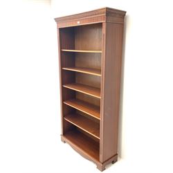 Mahogany 6' open bookcase, projecting cornice above dentil frieze, five adjustable shelves, shaped bracket supports 
