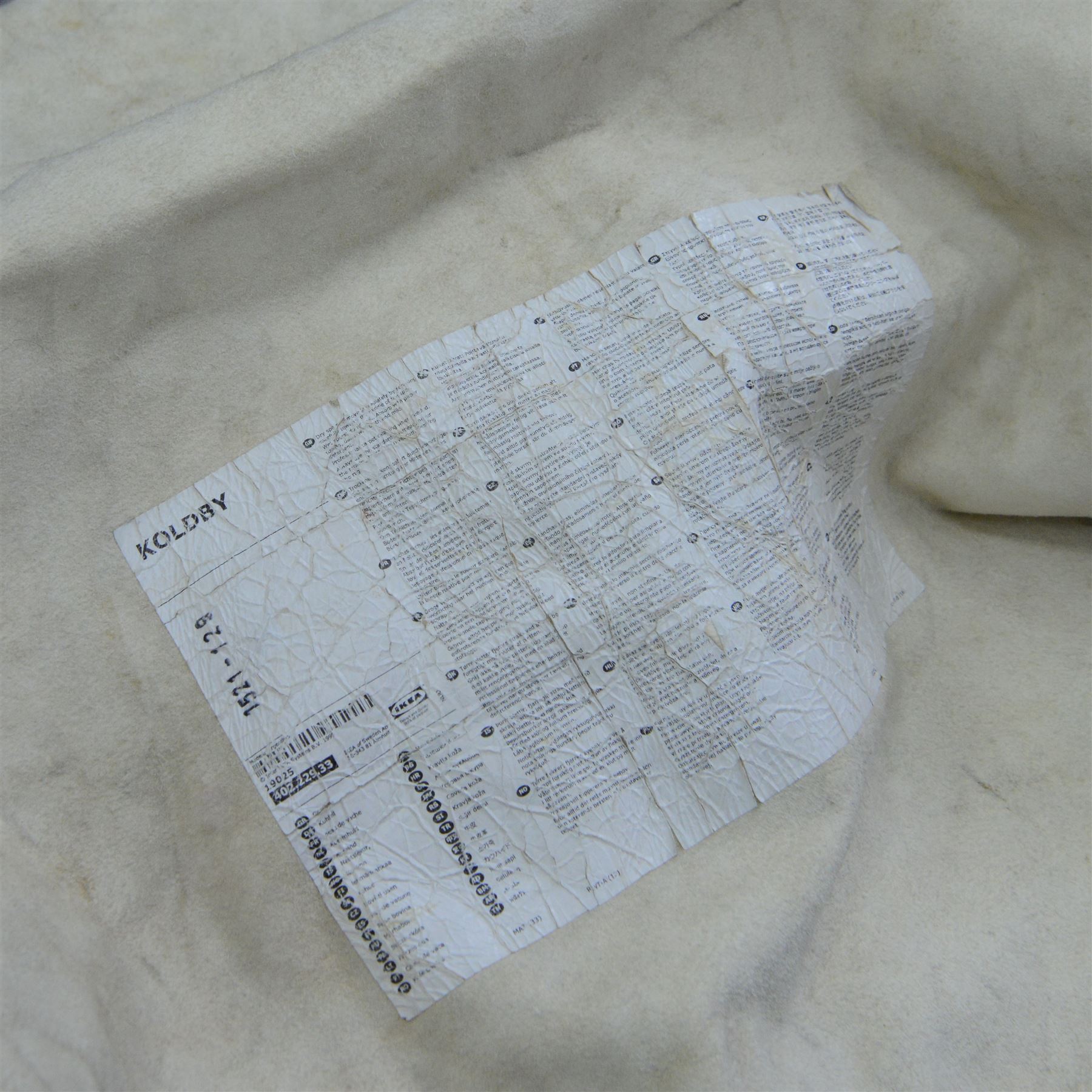 Skins/Hides: cow hide, adult hide rug with brown and white pattern, together with a pair of buffalo horn 