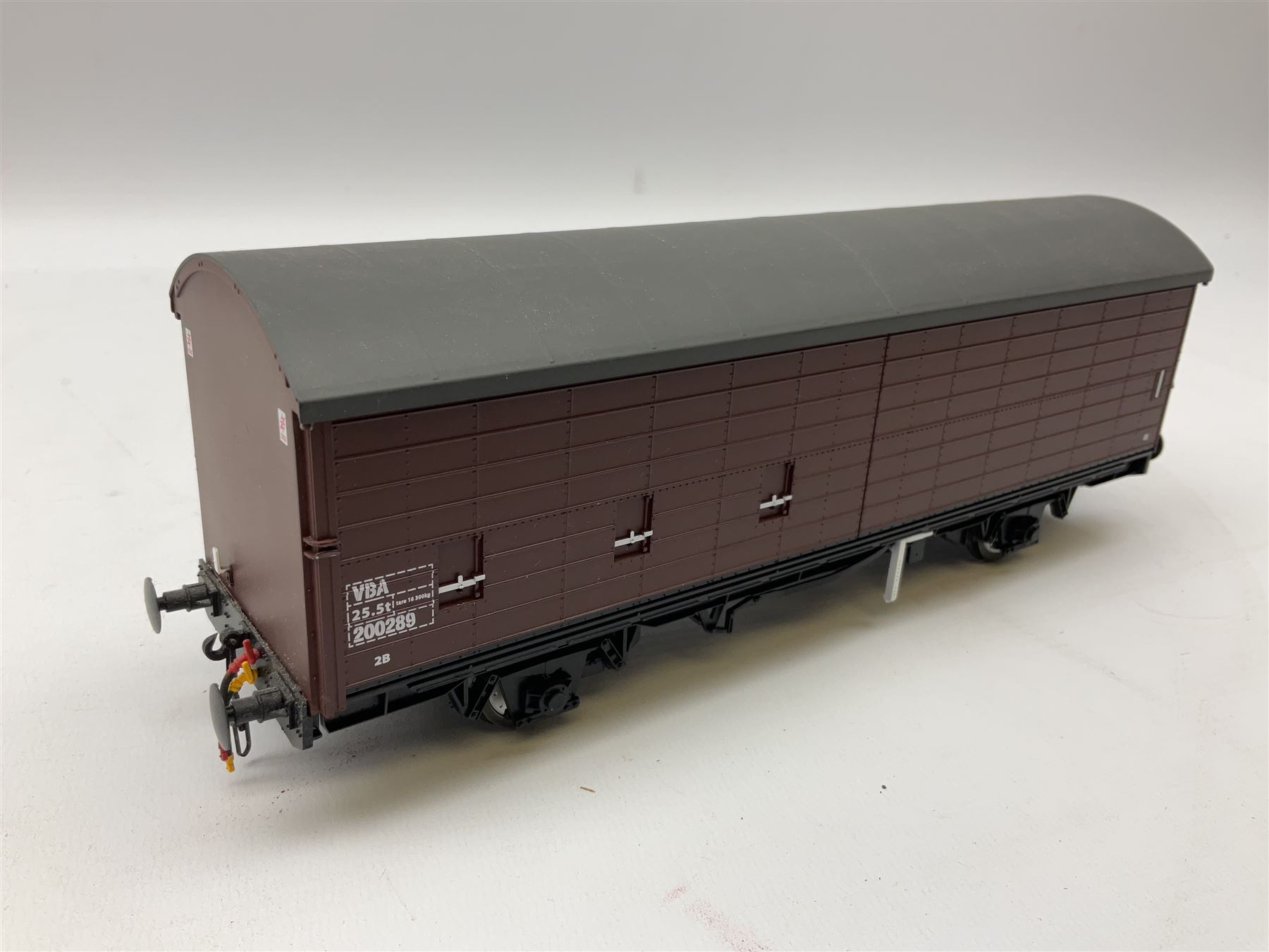 Heljan '0' gauge - Mobil Charringtons red fuel oil Tank no. 1005 and a Railfreight VAA Van in later Bauxite (2)