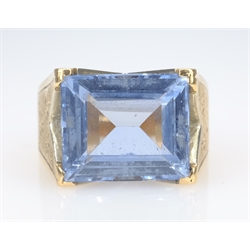  Emerald cut aquamarine 18ct gold ring stamped 750  
