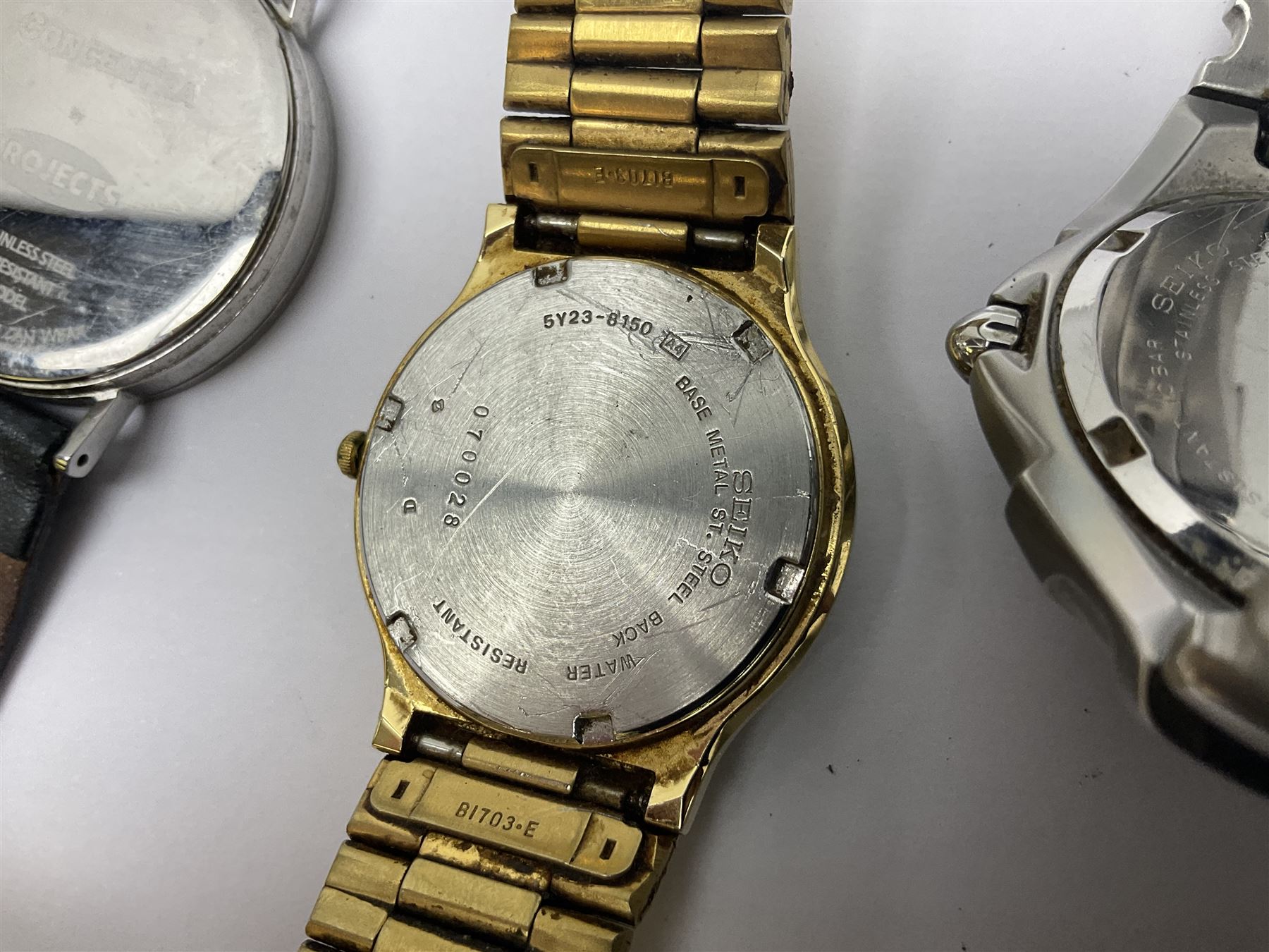 Seiko 5 automatic wristwatch Cal. 7009A, black dial with day-date aperture, Seiko Kinetic auto relay wristwatch and four other watches (6)