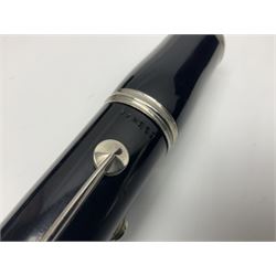 F. Buisson Dallas London oboe, serial no.5434; Boosey & Hawkes Lafleur clarinet, serial no.807004; and incomplete Boosey & Hawkes Regent clarinet, serial no.372169; each in fitted carrying case (3)