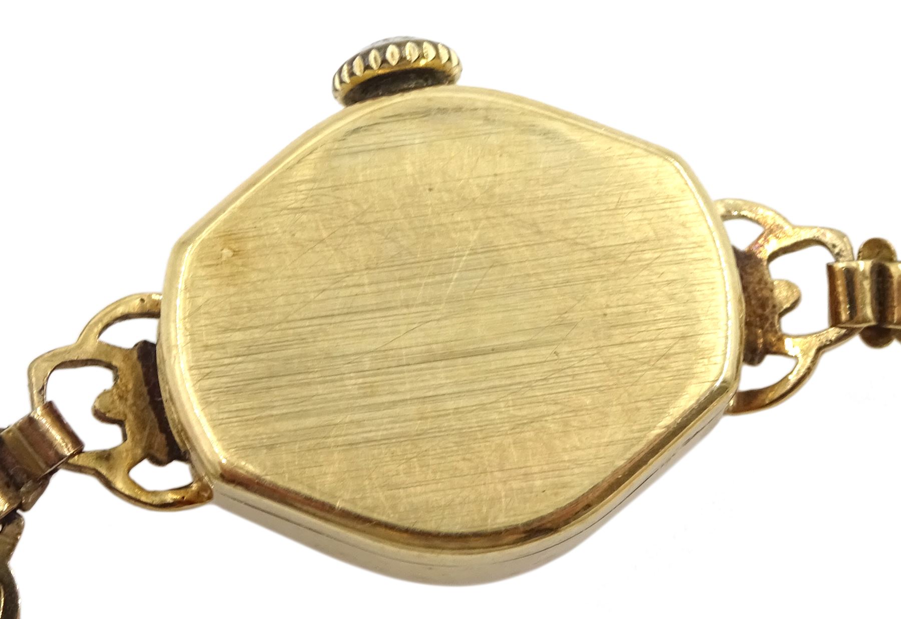 Accurist 9ct gold ladies manual wind wristwatch, hallmarked