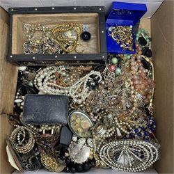 Collection of vintage and later costume jewellery including agate and jade bead necklaces etc