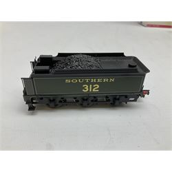 Hornby '00' gauge - 'Southern Suburban 1938' Coach Pack, DCC ready 